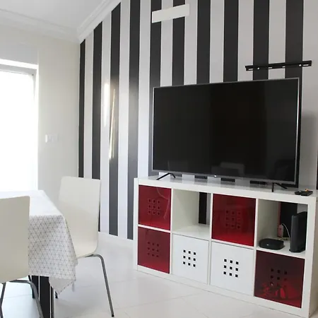 Daire Carlota House - *