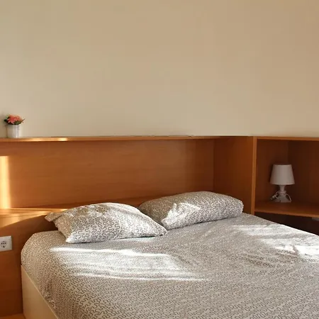 Daire Carlota House - *