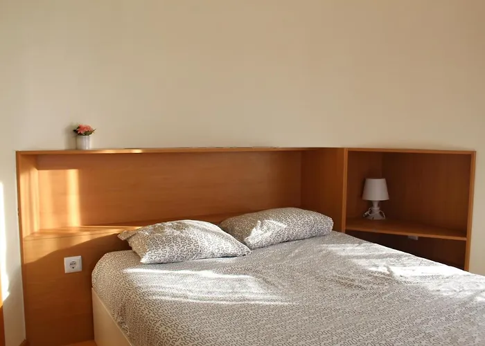 Daire Carlota House - *